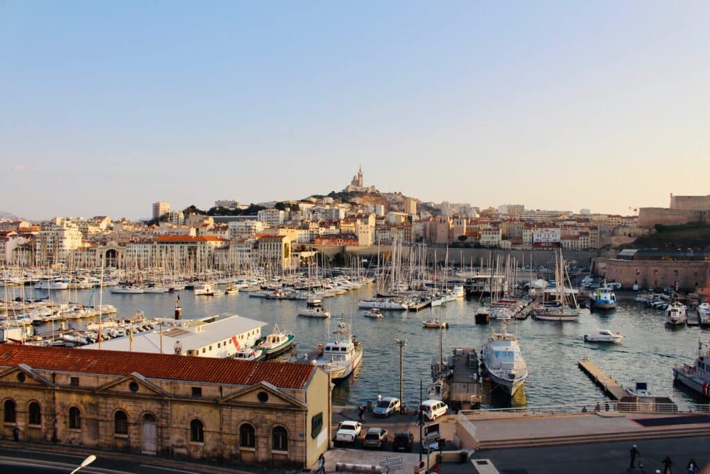 Who to contact to obtain a bailiff's report in Marseille?