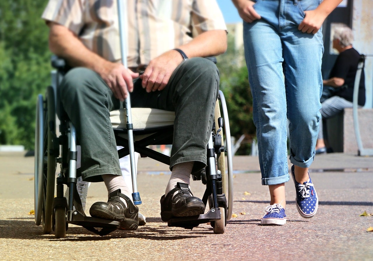 Est-ce légal pour un handicapé de voyager en avion avec son propre fauteuil roulant en France ?