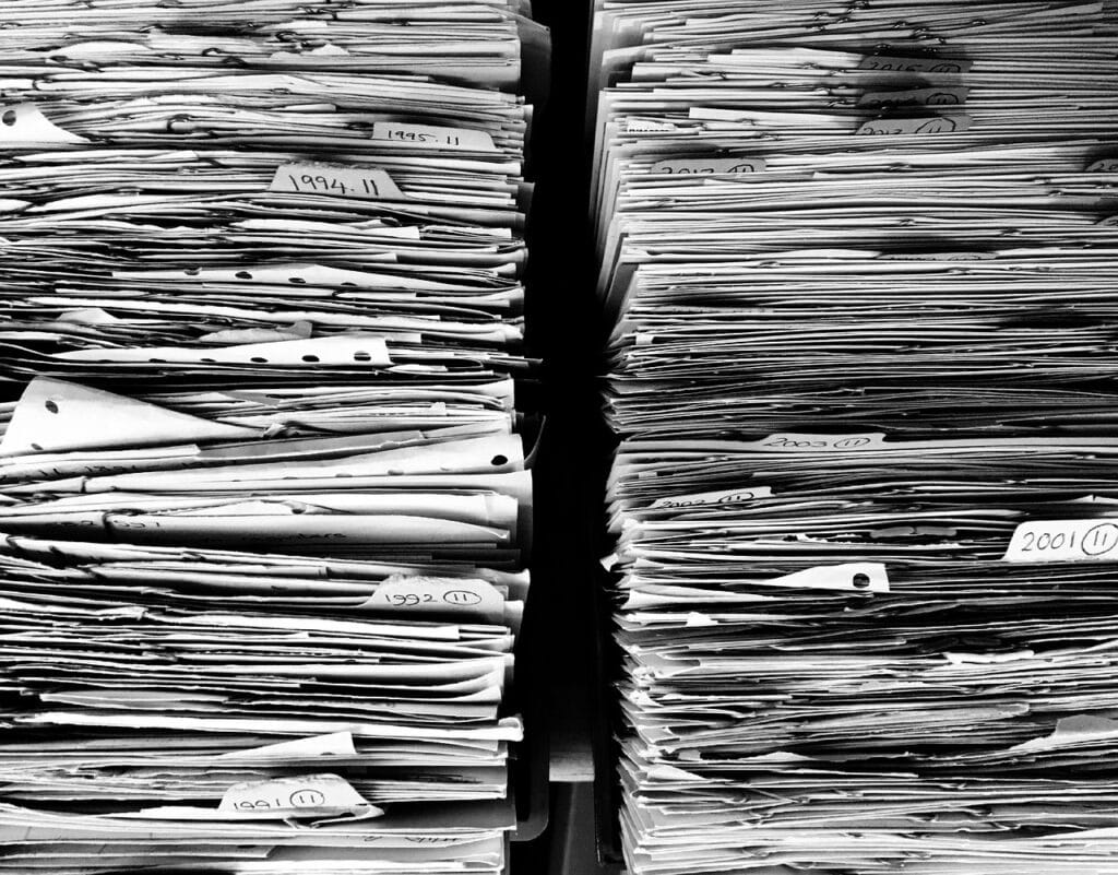piles de papiers administratifs