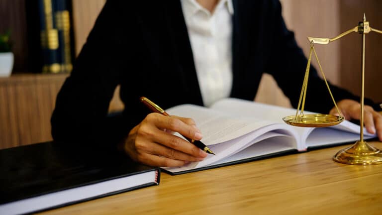 Comment choisir le bon avocat pour défendre vos droits ?